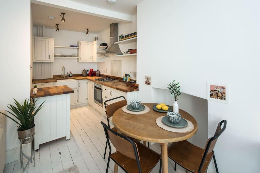 Ferienwohnung Charming 2-Bed Flat In The Heart Of Nottinghill - Steps From Portobello Rd Market And Nottinghill Bookshop London Exterior foto